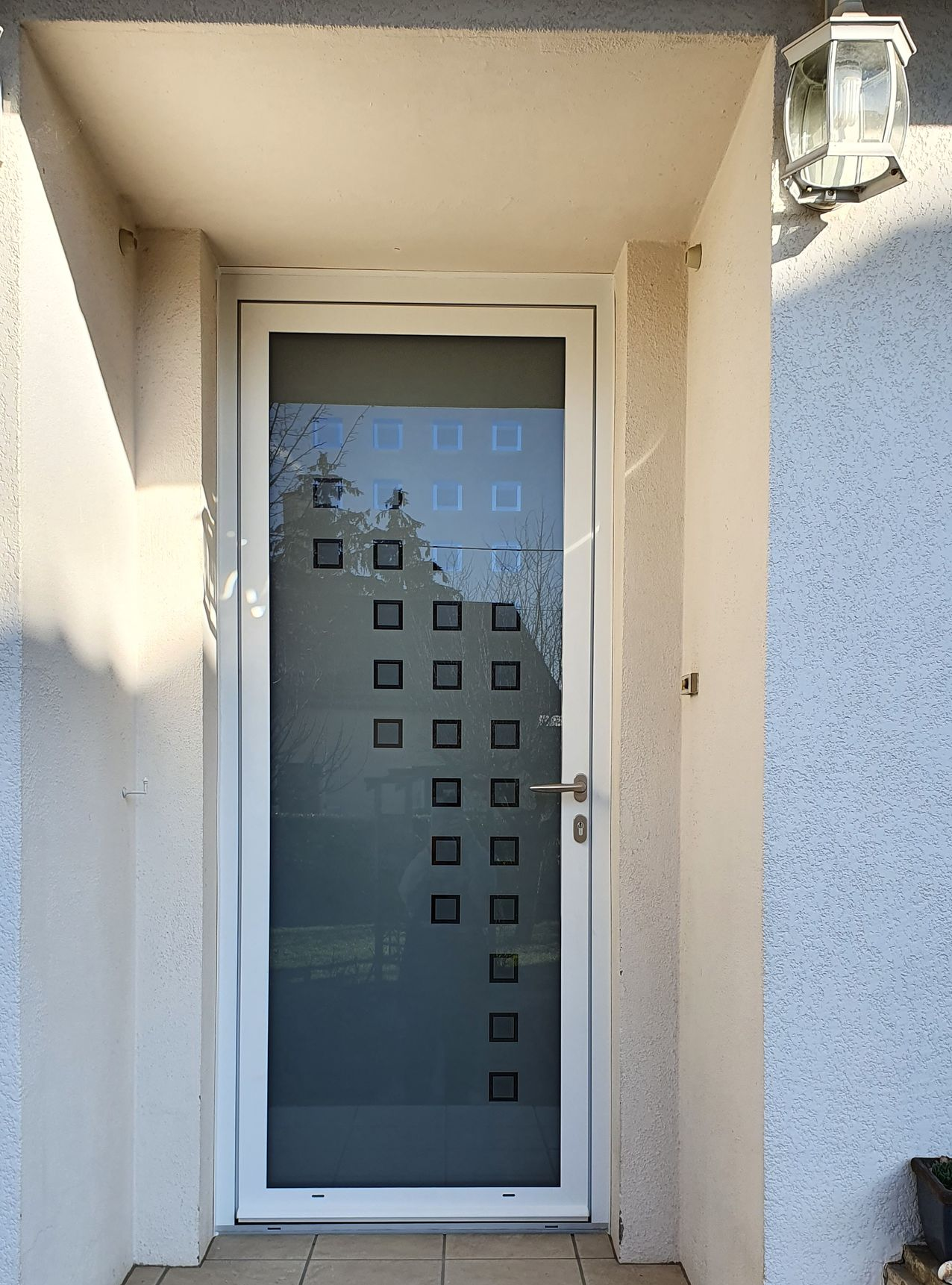 Porte d'entrée à cadre blanc.