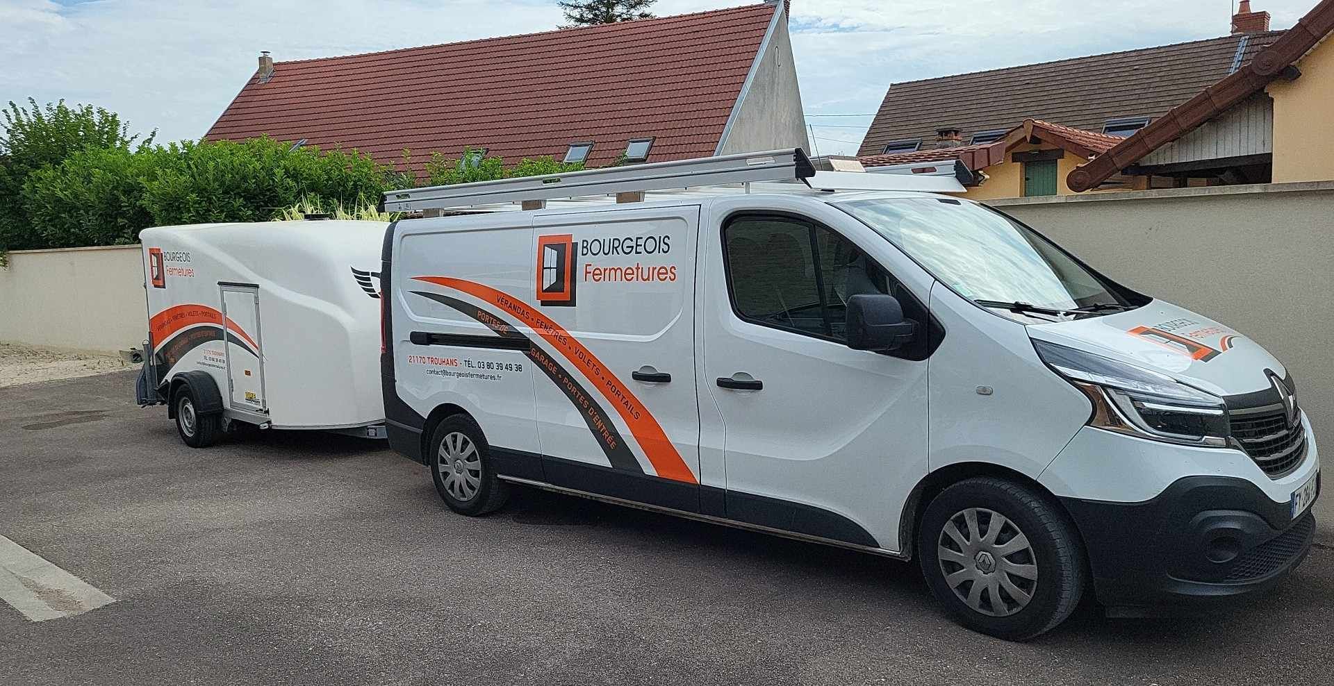 Une camionnette blanche tractant une petite remorque.