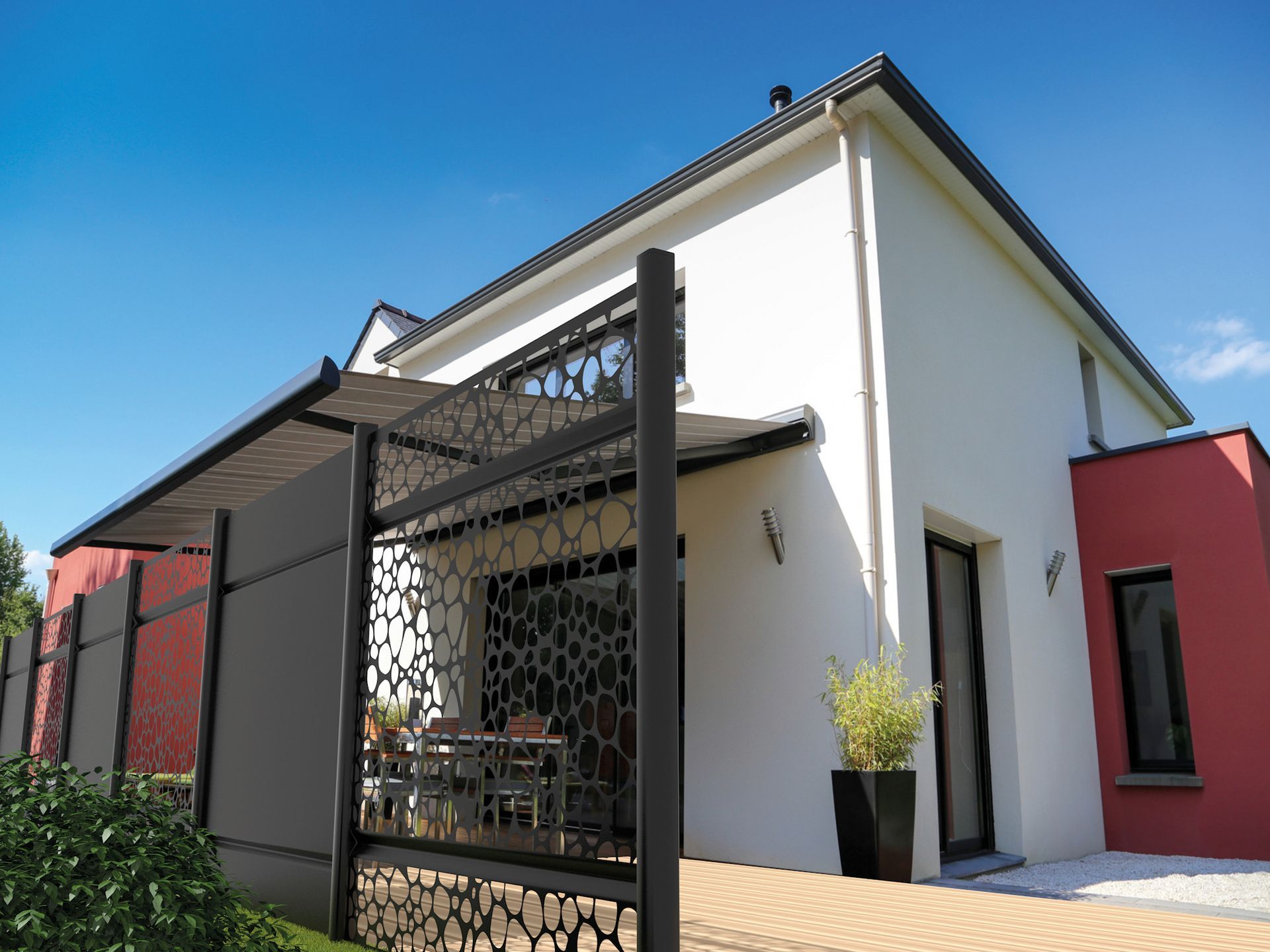 Maison moderne avec terrasse couverte noire et panneau métallique décoratif ; journée ensoleillée.
