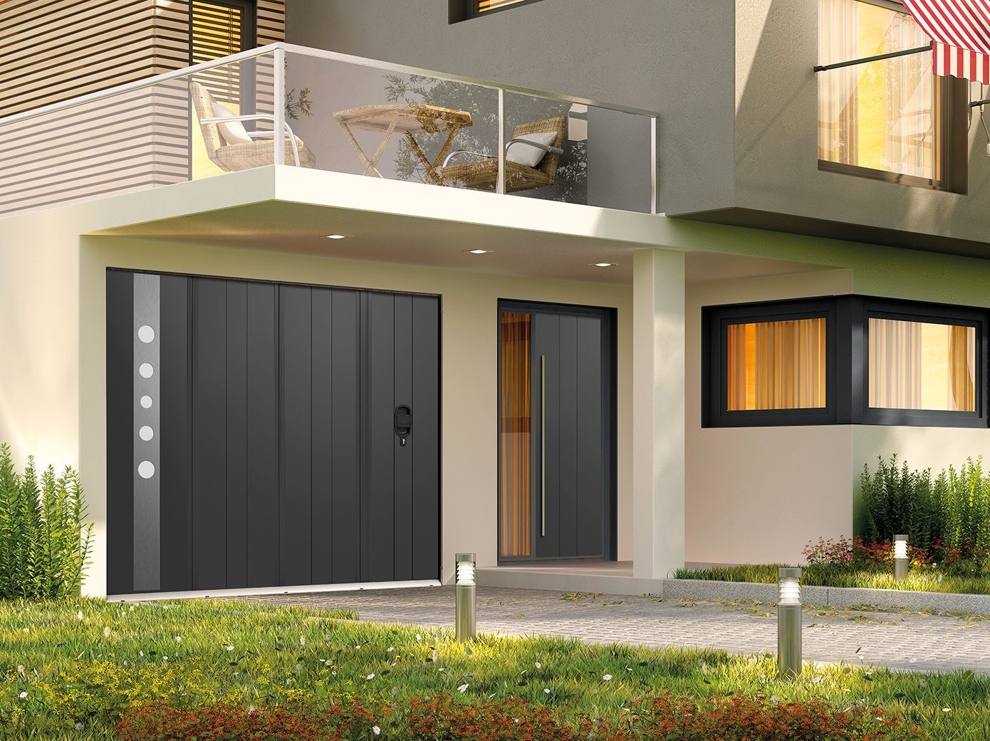 Extérieur de maison moderne avec une porte de garage gris foncé, un balcon vitré et une porte d'entrée.