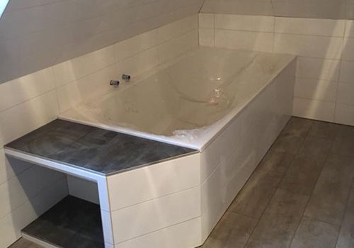 neue Fliesen werden gelegt