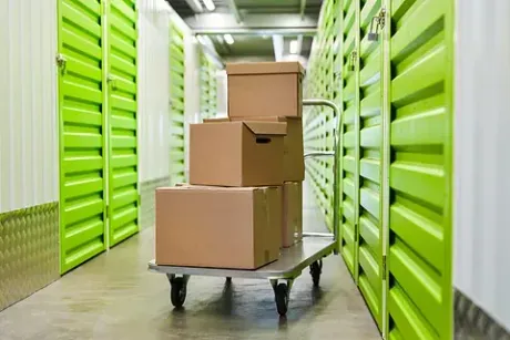 Un carrito lleno de cajas de cartón en un almacén.