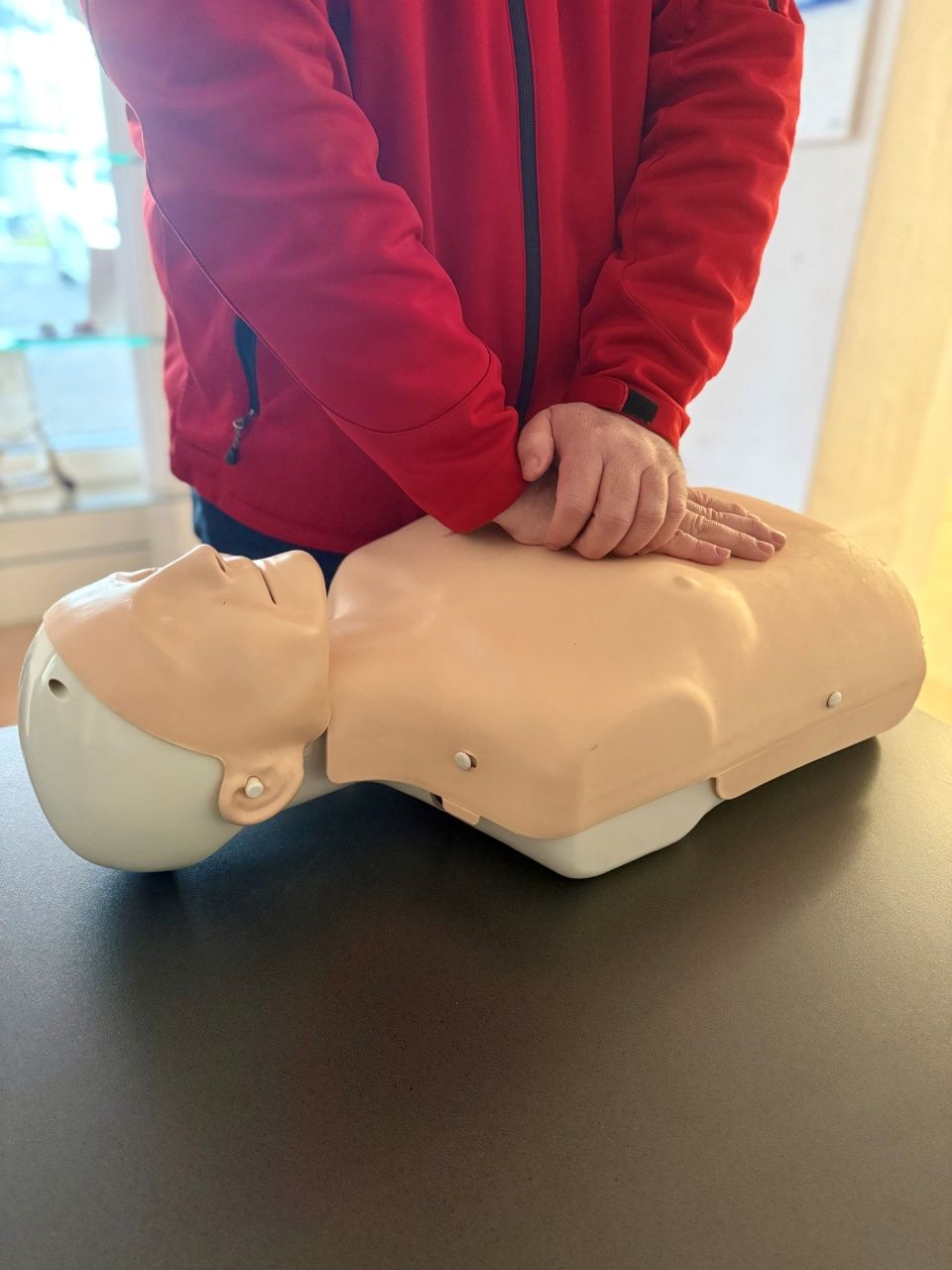 Zwei Männer tragen Kisten aus einem Lieferwagen.