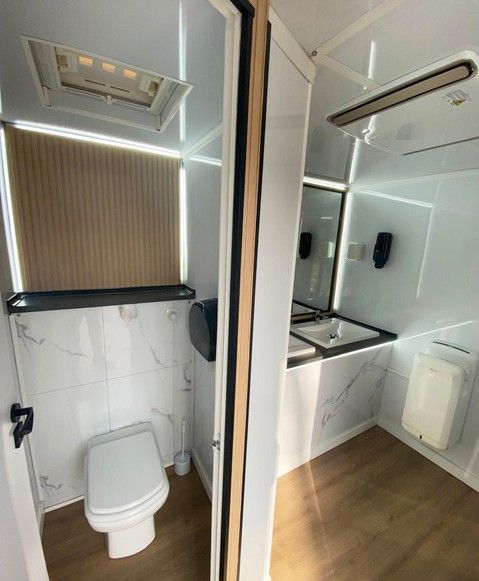 Un baño con dos lavabos y un espejo.