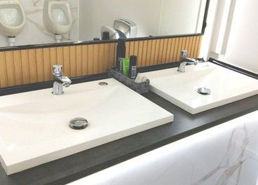 Un baño con inodoro, lavabo y espejo.
