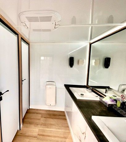 Un baño con inodoro, lavabo y espejo.