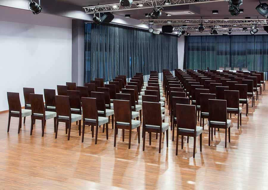 Filas de sillas están alineadas en una habitación grande