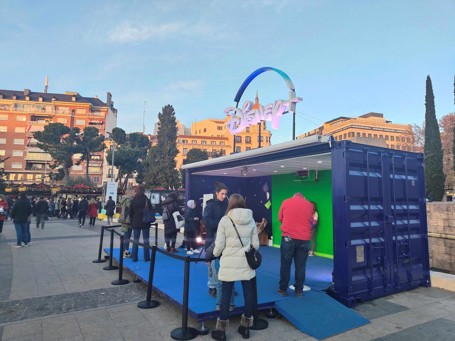 Un grupo de personas está de pie frente a una pantalla verde.