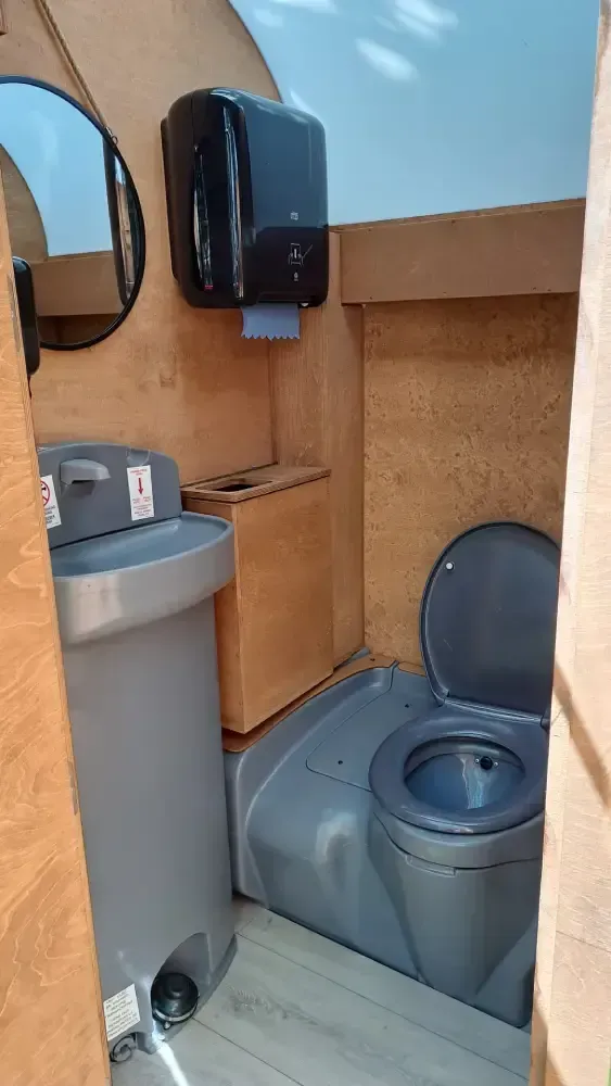 Un baño con inodoro, lavabo y espejo.
