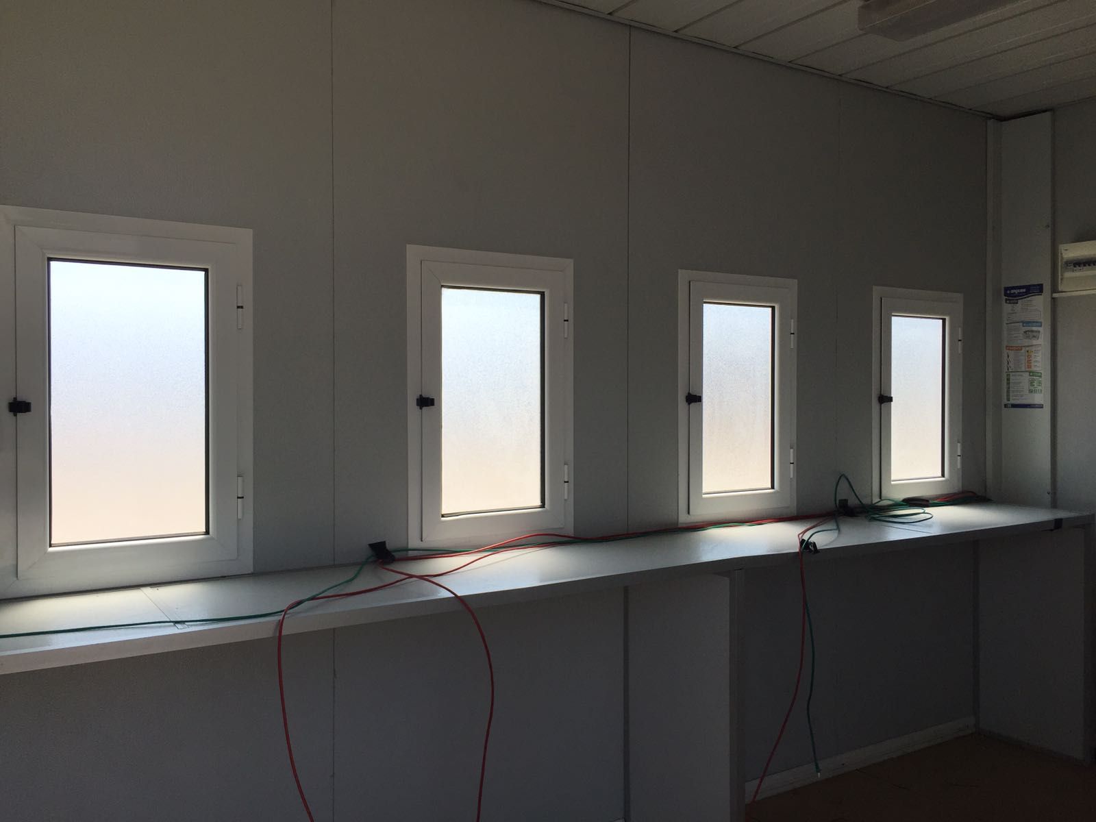 Una habitación con muchas ventanas en la pared