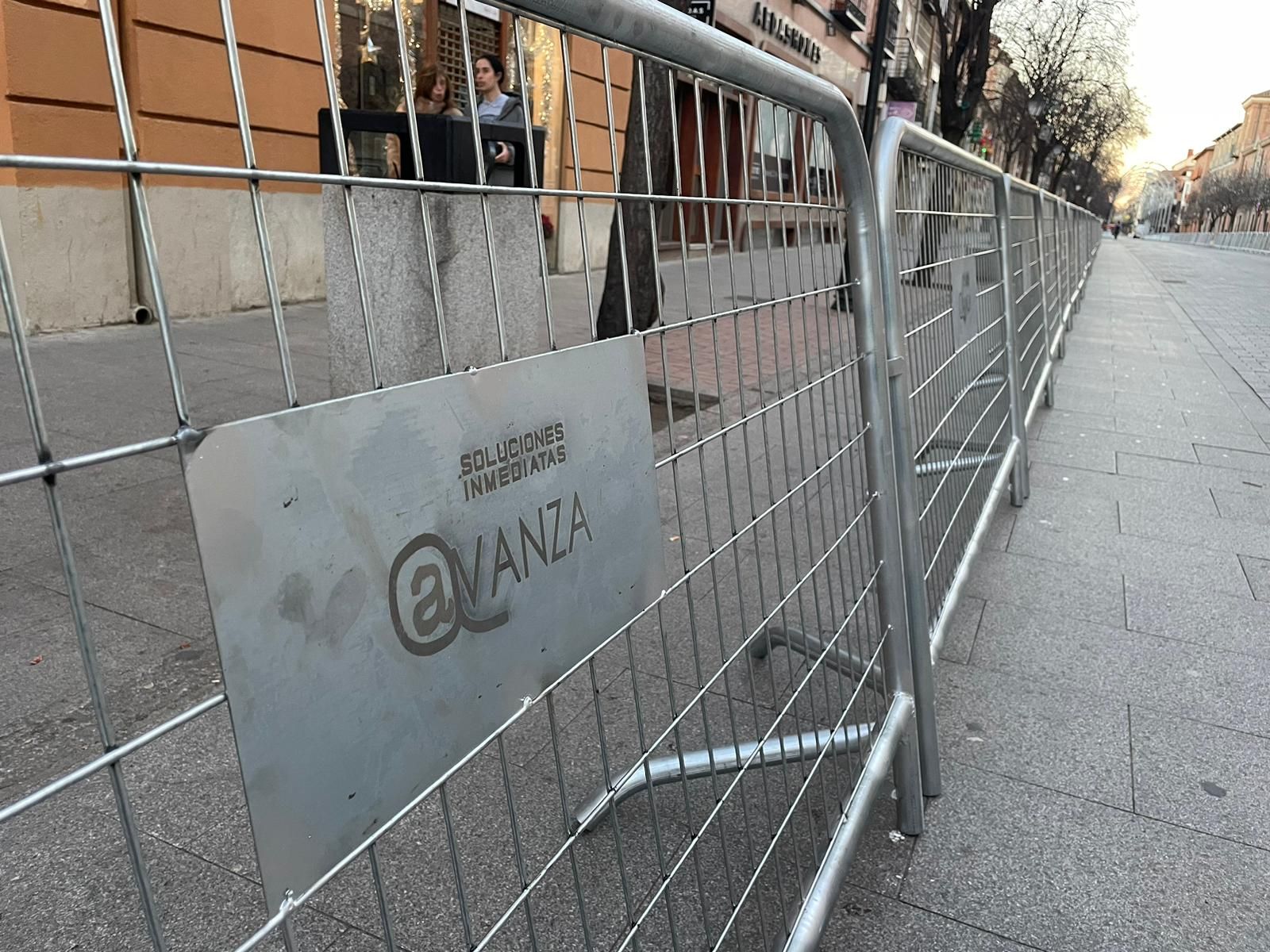 Una valla metálica con un cartel que dice "avanza"