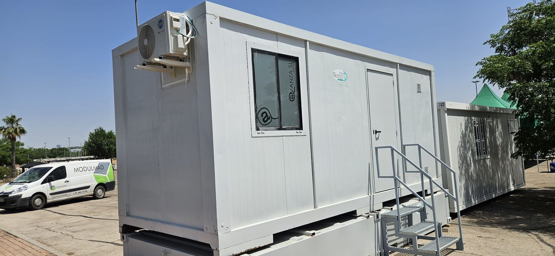 Una multitud de personas se reúne en un parque por la noche.