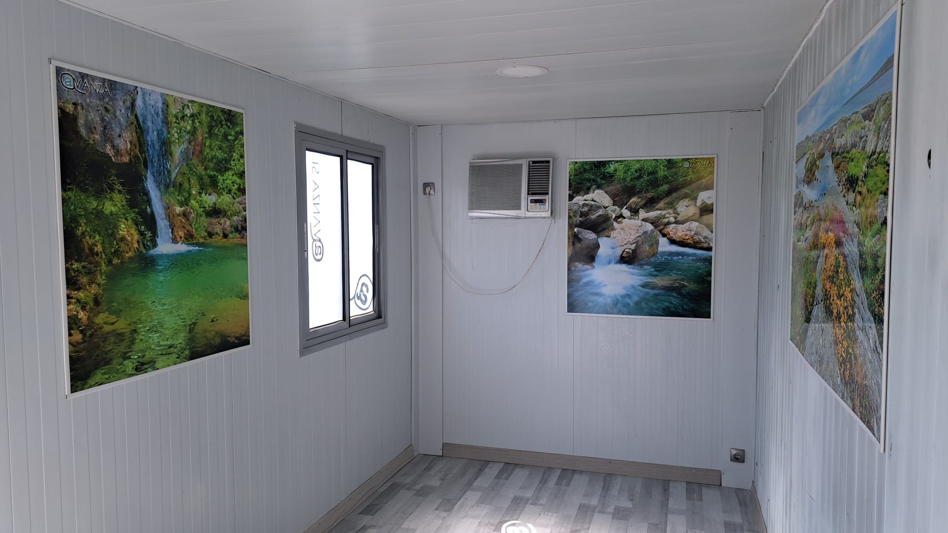 Una habitación con pinturas en las paredes y una ventana.