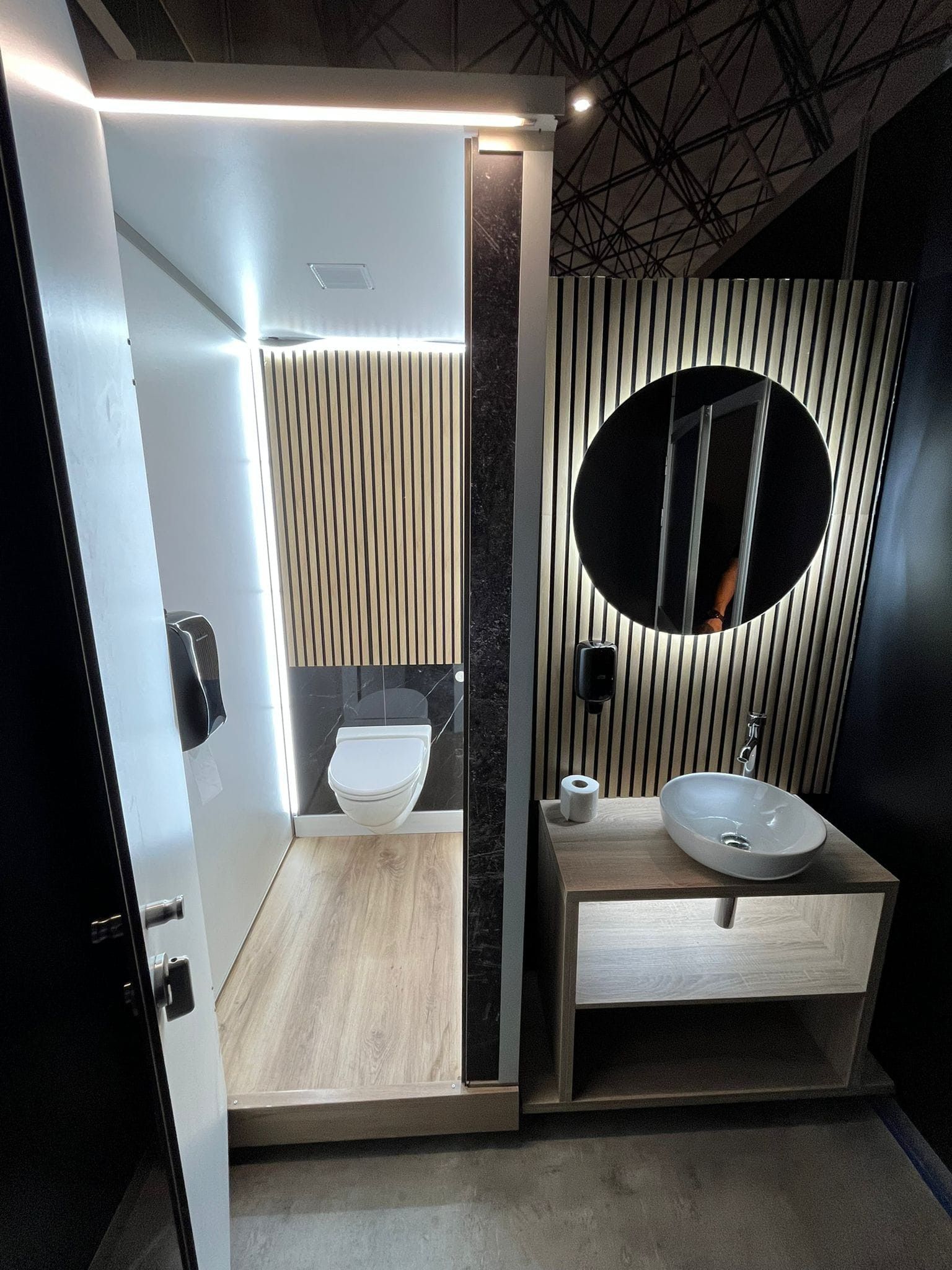 Un baño con inodoro, lavabo y espejo.