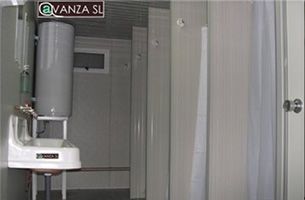 Un baño con lavabo y cabina de ducha.