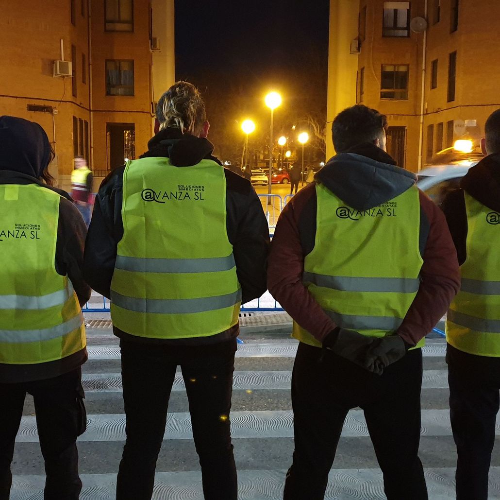 Un grupo de personas que llevan chalecos amarillos con la palabra guardia en ellos.