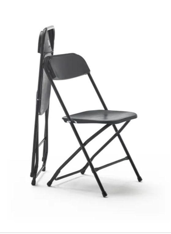 Una silla plegable negra está sobre una superficie blanca.