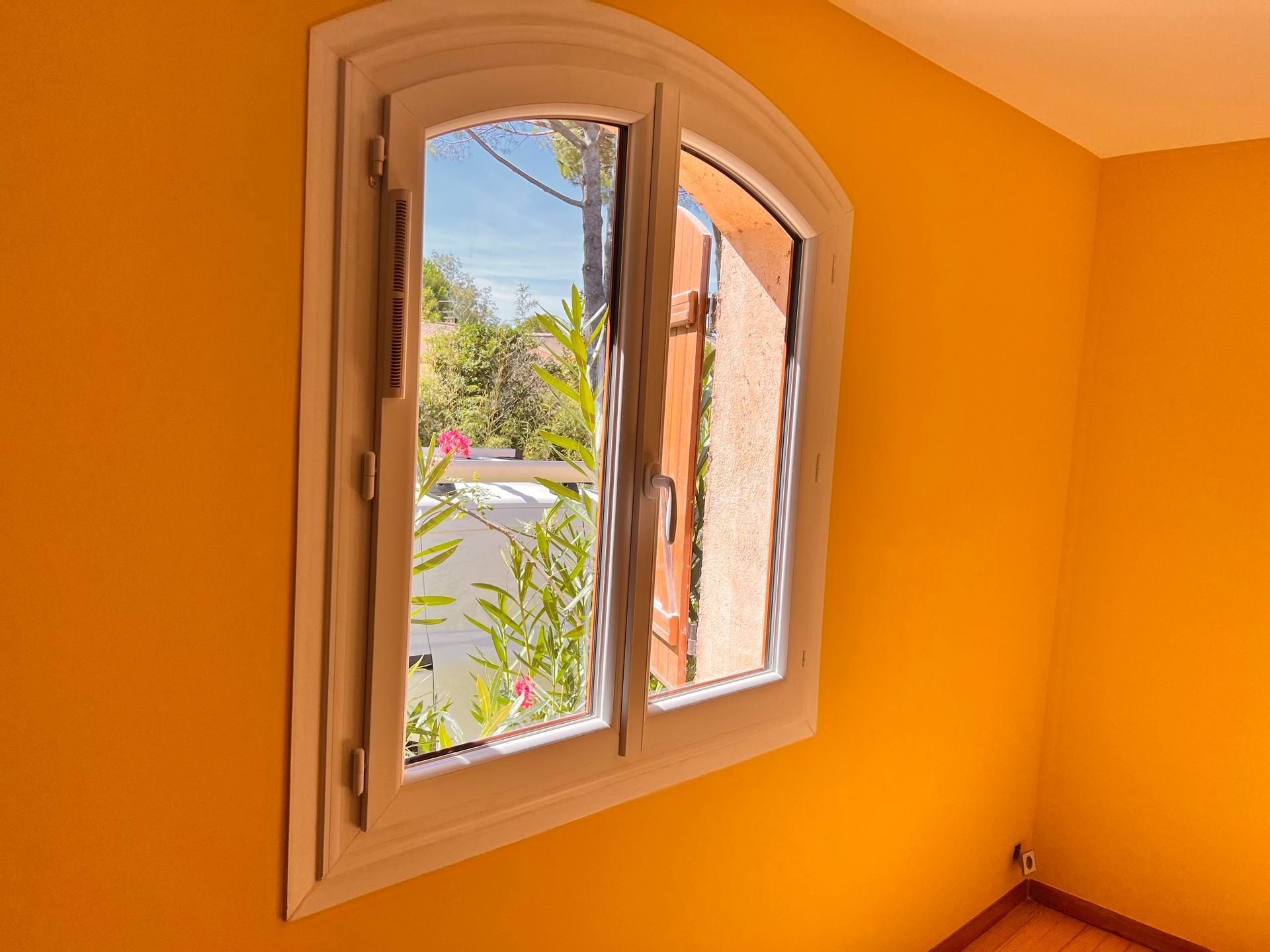 Application de peinture intérieure jaune