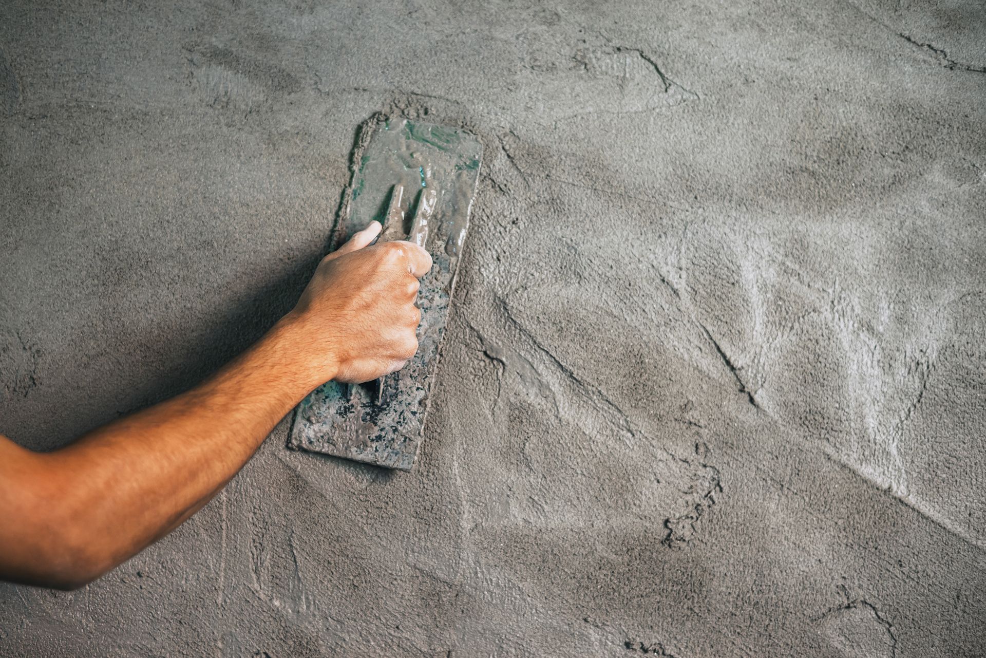 Application d'enduit décoratif sur un mur