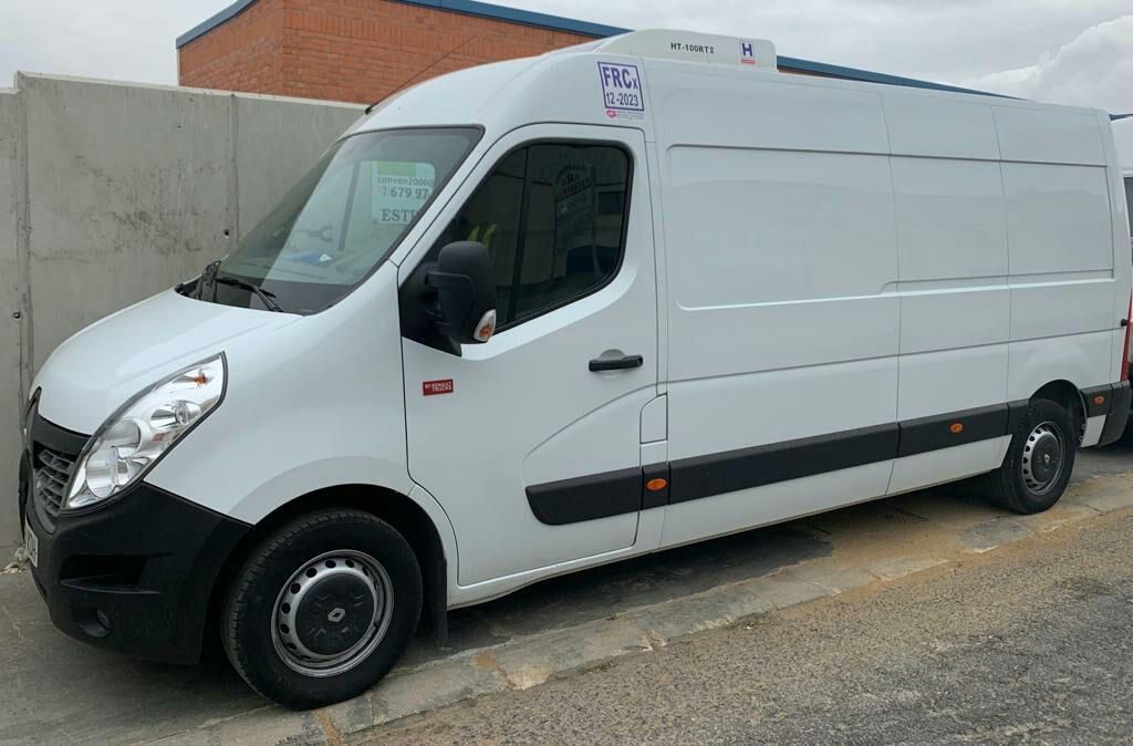 Una camioneta blanca está estacionada al costado de la carretera.