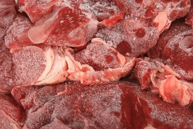 Un primer plano de una pila de carne congelada.