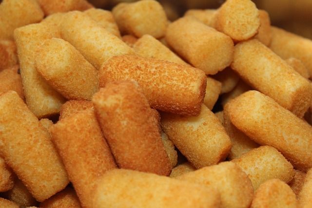 Un primer plano de una pila de palitos de papa fritos