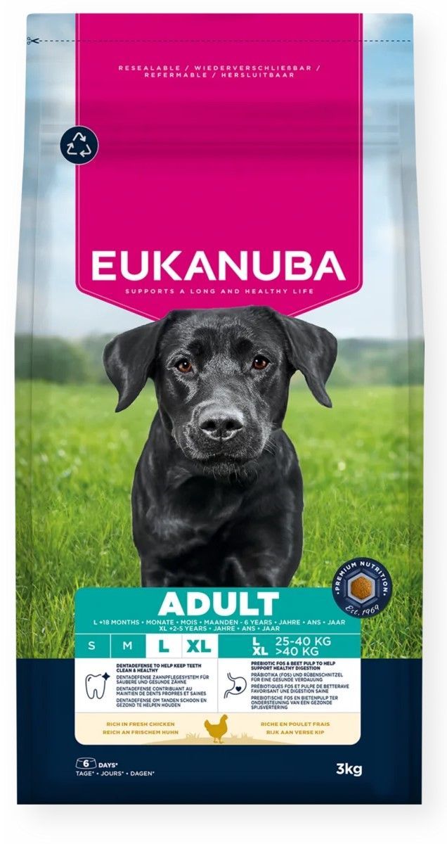 Koiranruokapussi, jossa on musta koira pellolla. 