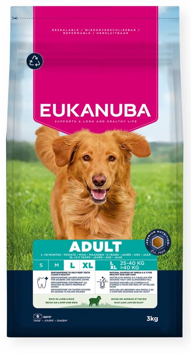 Eukanuba-koiranruokapussi; kuvassa kultainen koira ruohon edessä. Pussi on väriltään valkoinen, vaaleanpunainen ja sininen.