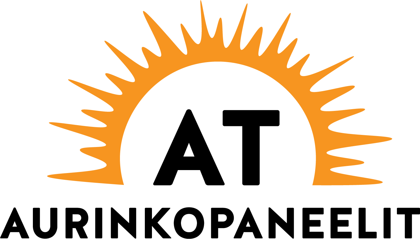 AT Aurinkopaneelien logo, jossa oranssit auringons&auml;teet mustan tekstin yl&auml;puolella valkoisella taustalla