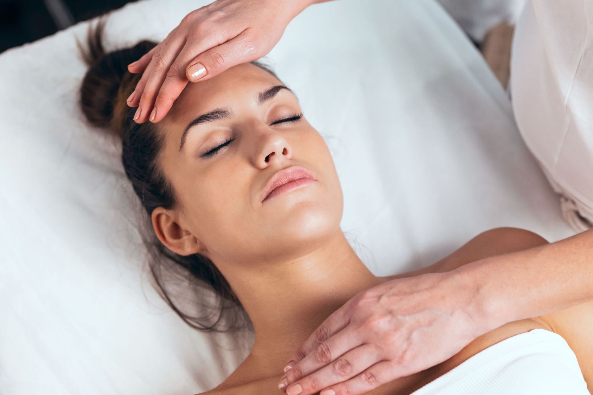 Una mujer está recibiendo un masaje en un spa.
