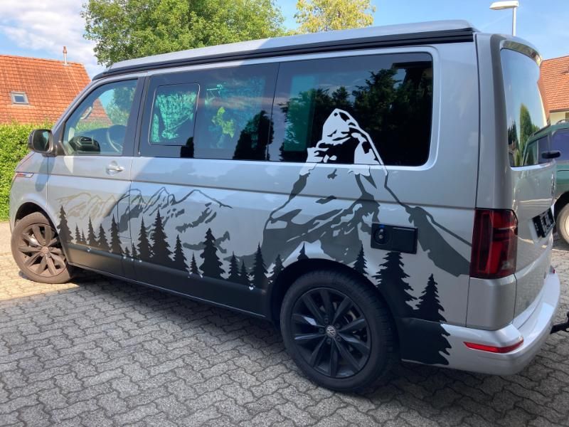 Fahrzeug mit Grafikdesign, Foto von Anschrift.ch Schöb