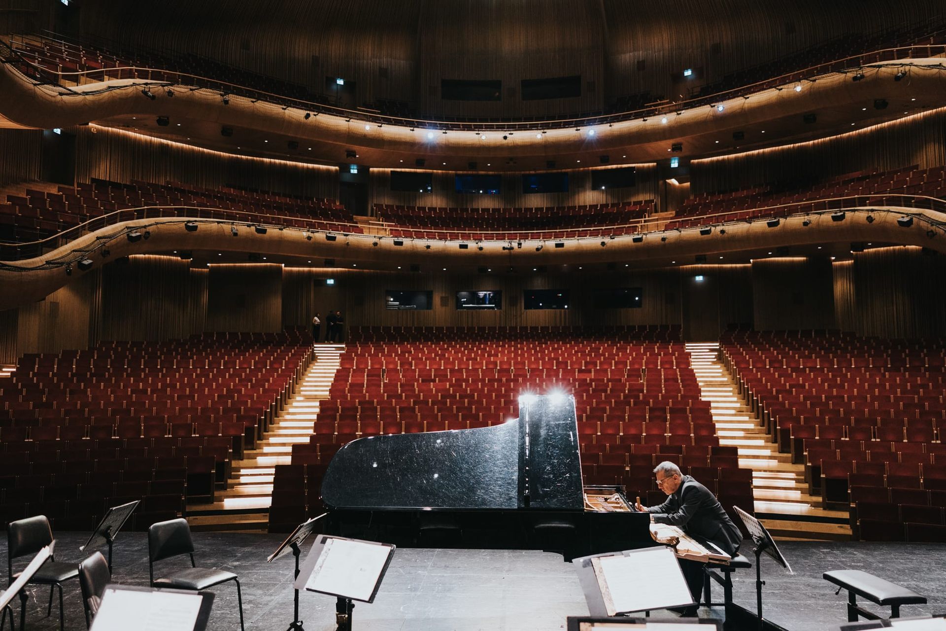 Anton Daum stimmt einen Konzertflügel im großen Konzertsaal – Bühne, Licht, Perfektion.