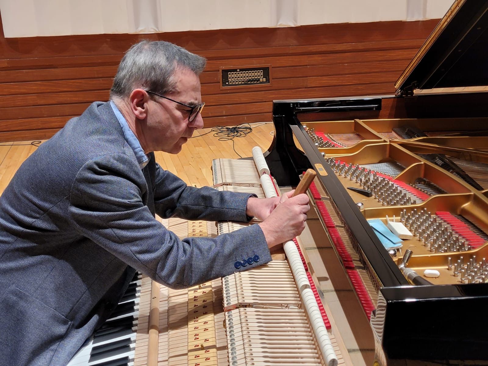Anton Daum bei der technischen Durchsicht eines Flügels – Blick in die filigrane Mechanik.