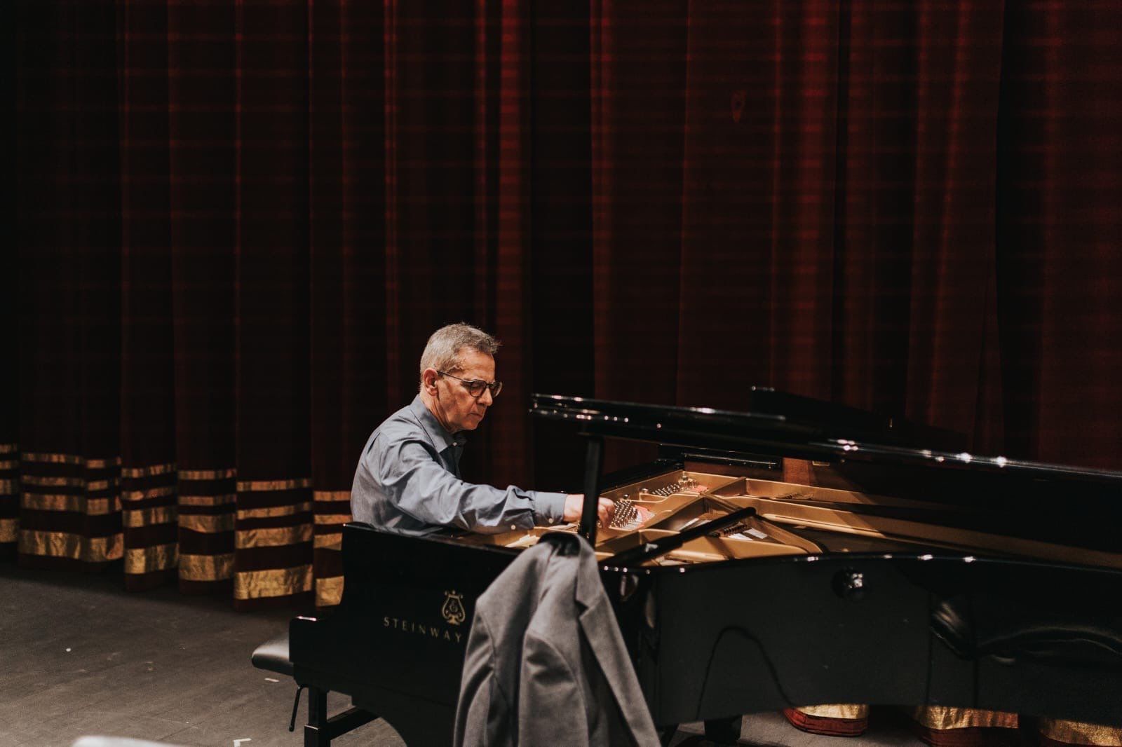 Anton Daum bei der Stimmung eines Steinway-Flügels auf der Theaterbühne