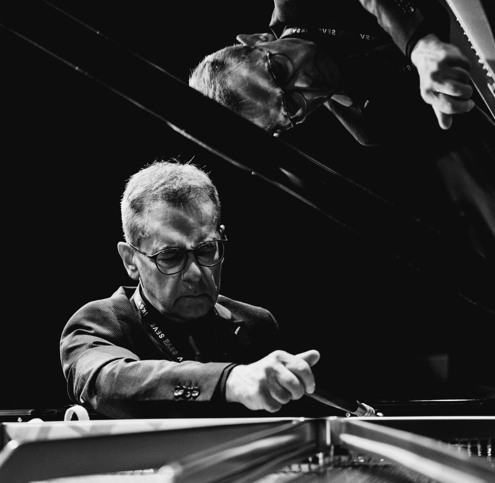 Anton Daum stimmt einen Steinway-Konzertflügel – Konzentration und Präzision im Bühnenlicht.