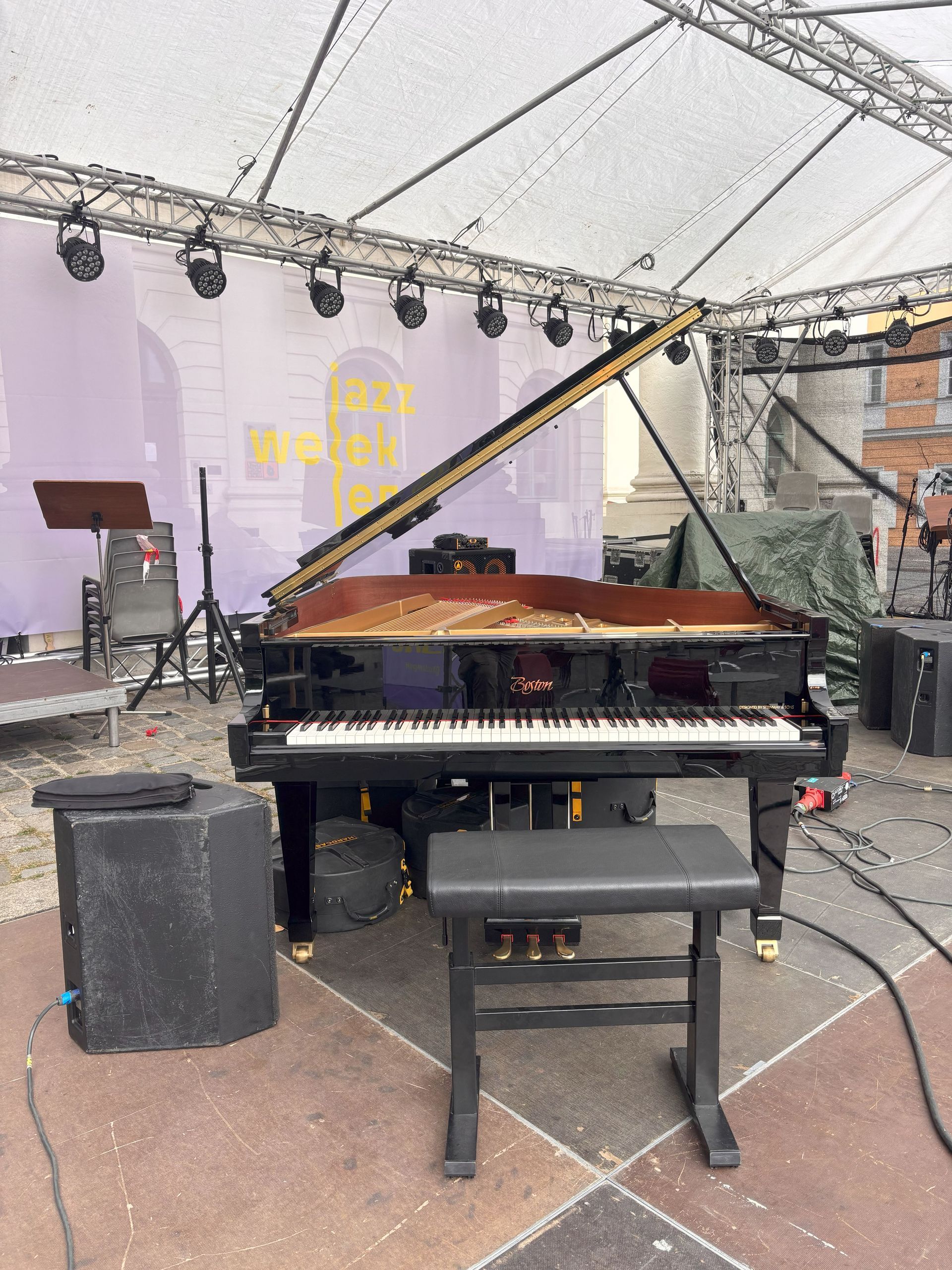 Boston-Flügel beim Bühnenaufbau des Jazzweekends 2025 in Regensburg – vorbereitet durch Piano Metz by DAUM