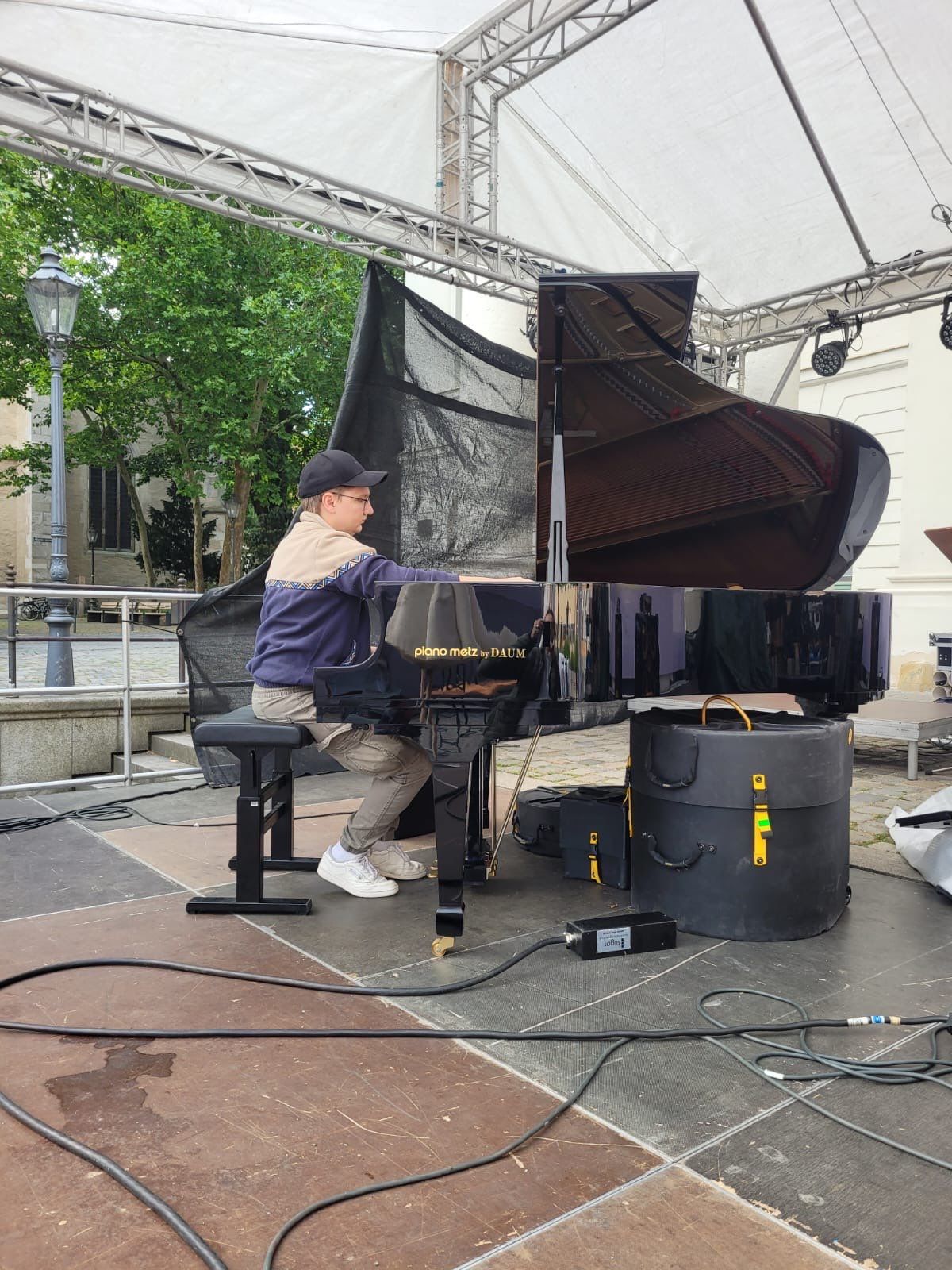 Klavierbauer Denis Giesbrecht von Piano Metz by DAUM bei der Vorbereitung eines Konzertflügels beim Jazzweekend Regensburg 2025