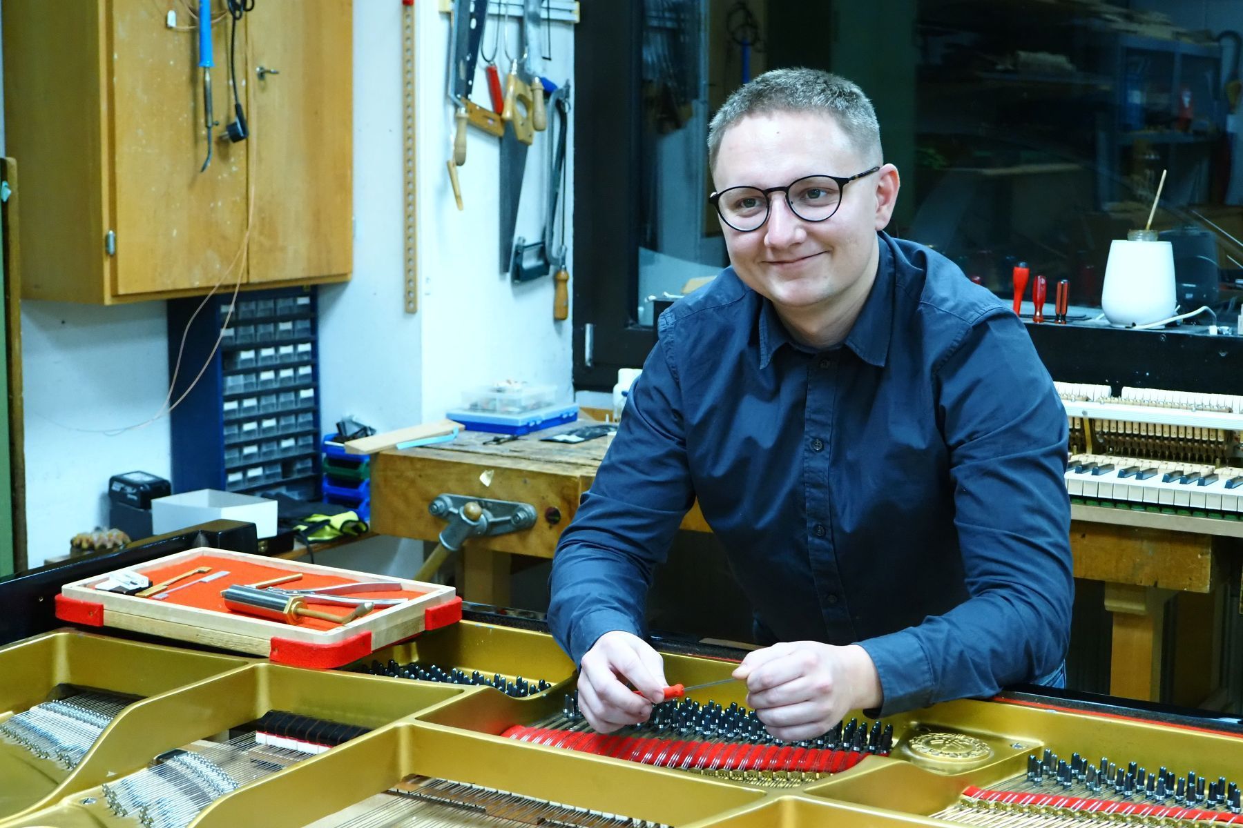 Klavierbauer Denis Giesbrecht bei der Arbeit in der Meisterwerkstatt