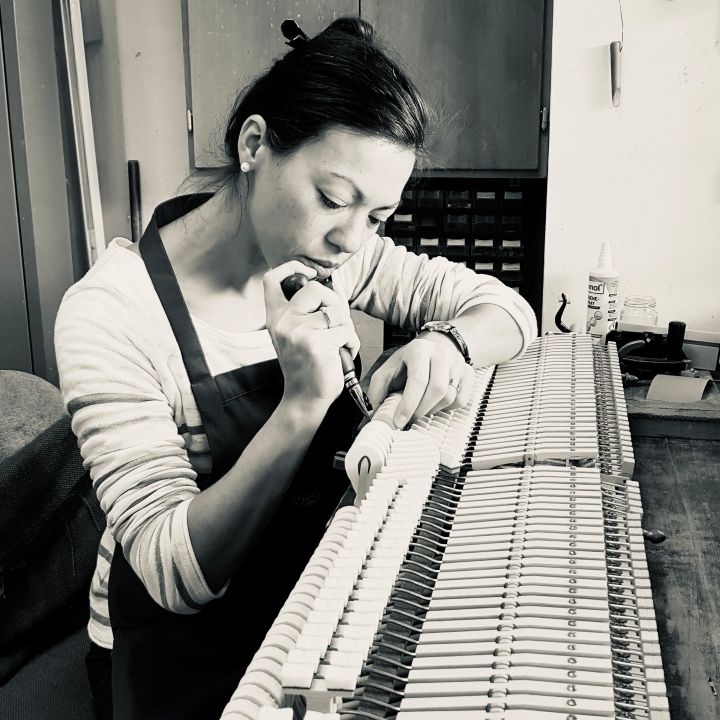 Irena Nakajima-Daum bei handwerklicher Klavierarbeit in der Werkstatt