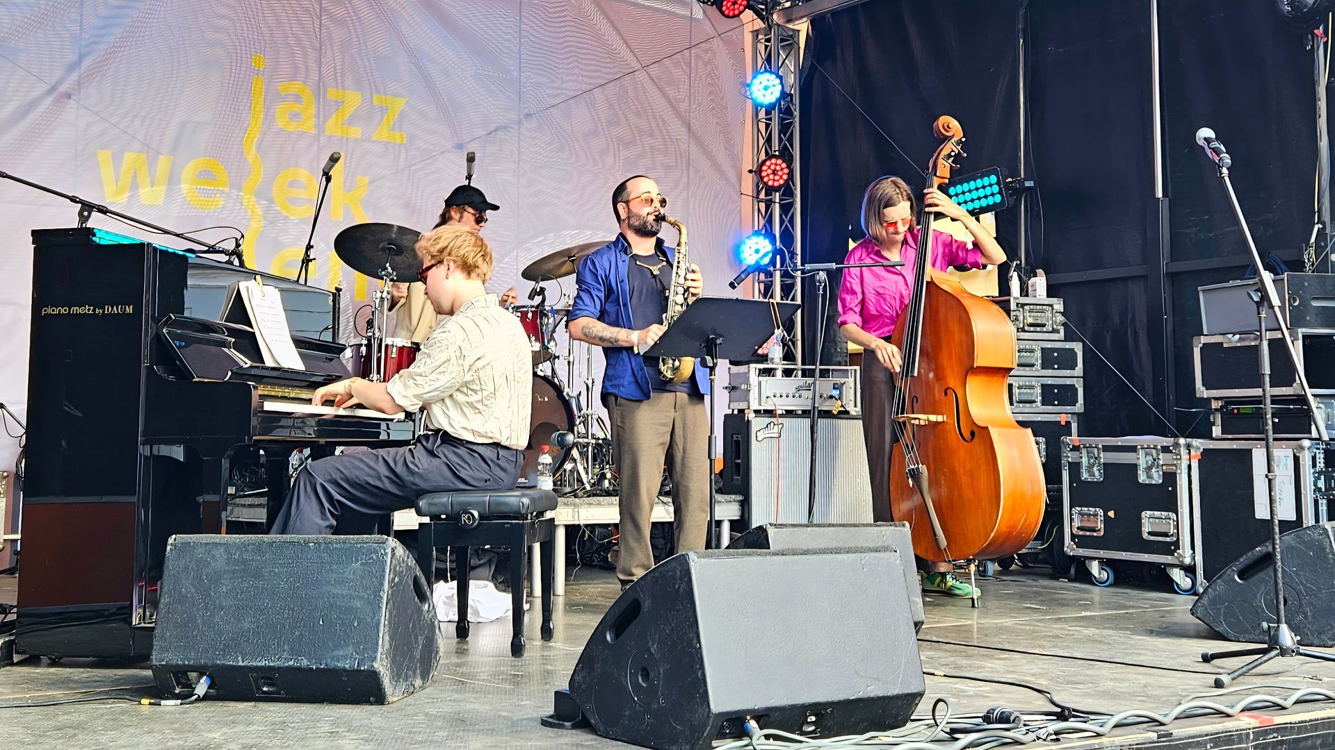 Jazzcombo mit Saxophon, Bass und Klavier von Piano Metz by DAUM beim Jazzweekend Regensburg 2025 auf der Open-Air-Bühne