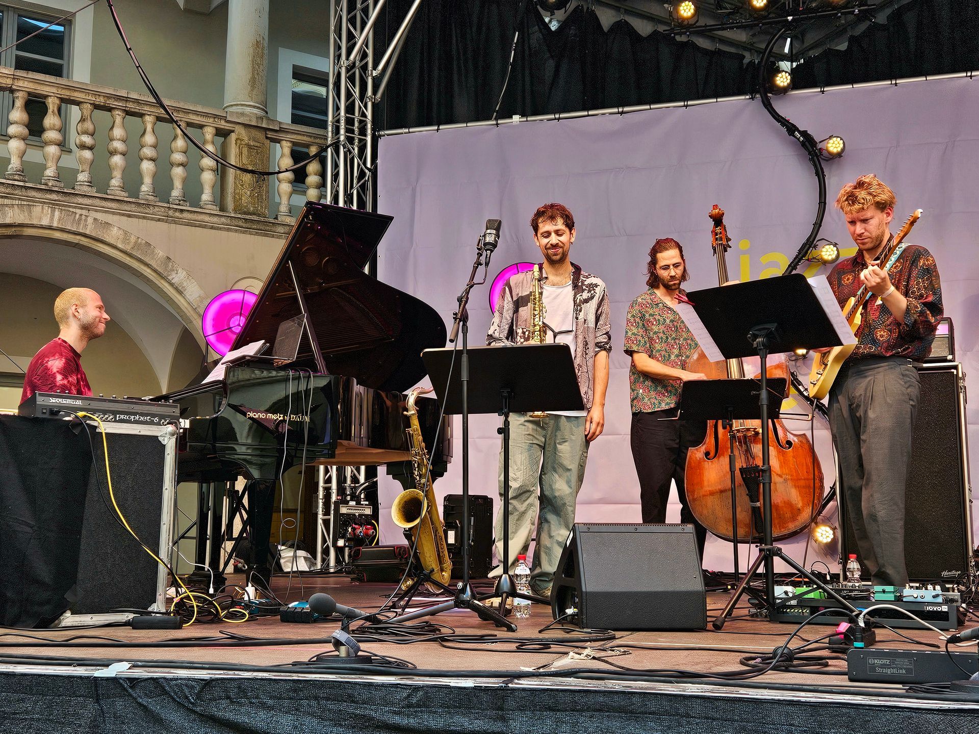 Jazzensemble beim Abschlussapplaus auf der Bühne des Jazzweekend Regensburg 2025 – mit Steinway-Flügel von Piano Metz by DAUM
