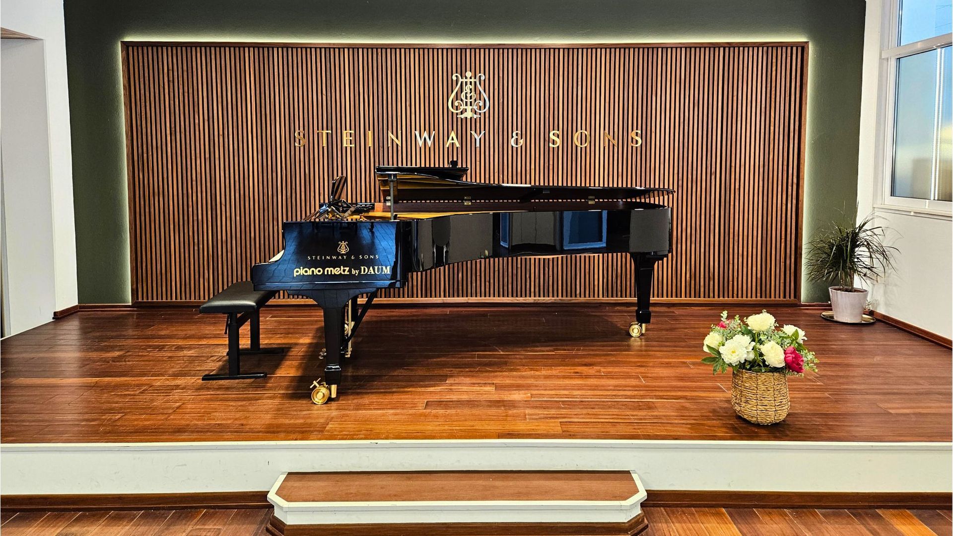 Steinway Konzertflügel auf Bühne im Klangraum von Piano Metz by DAUM