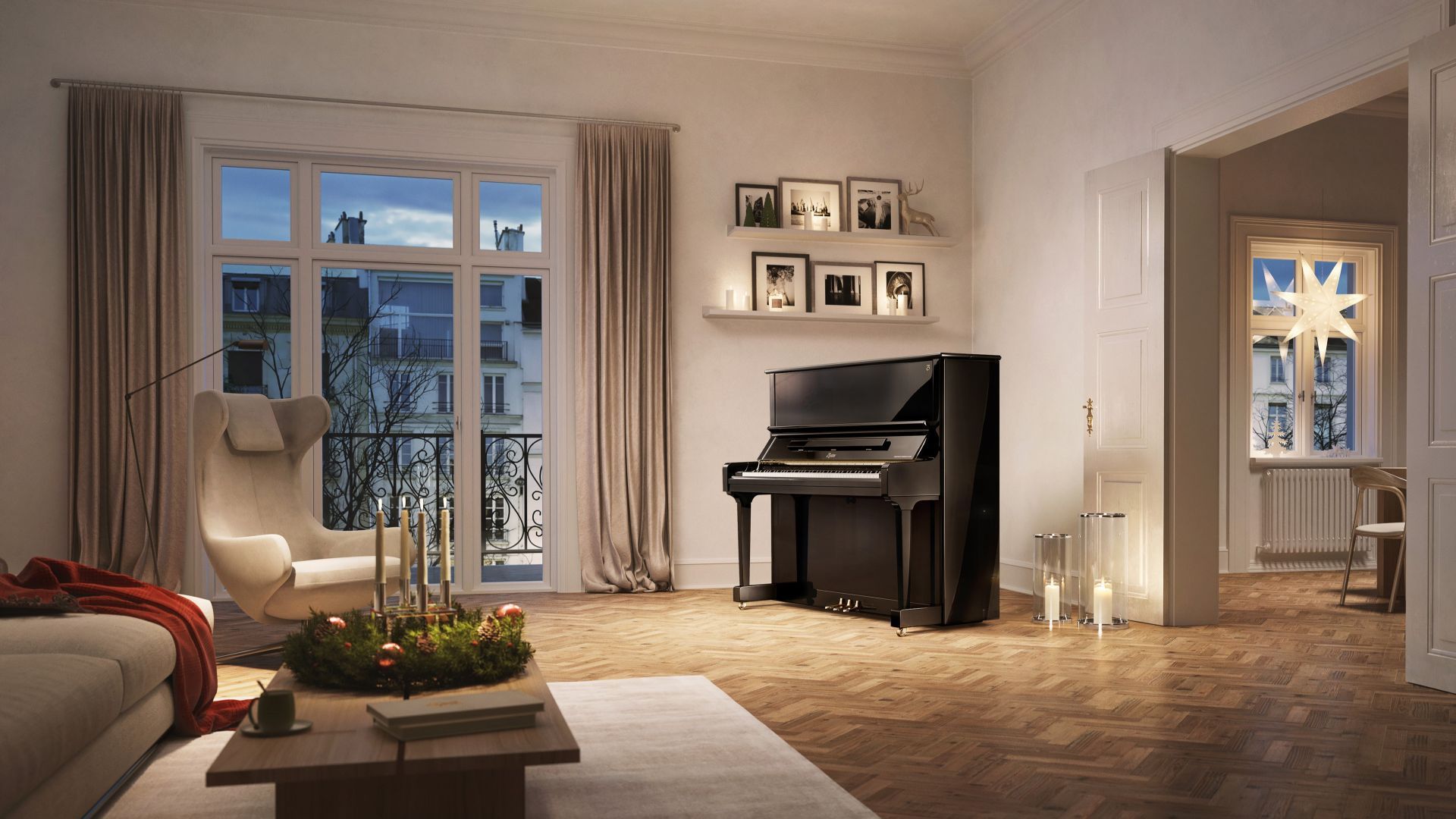 Klavier in einem weihnachtlich dekorierten Wohnzimmer