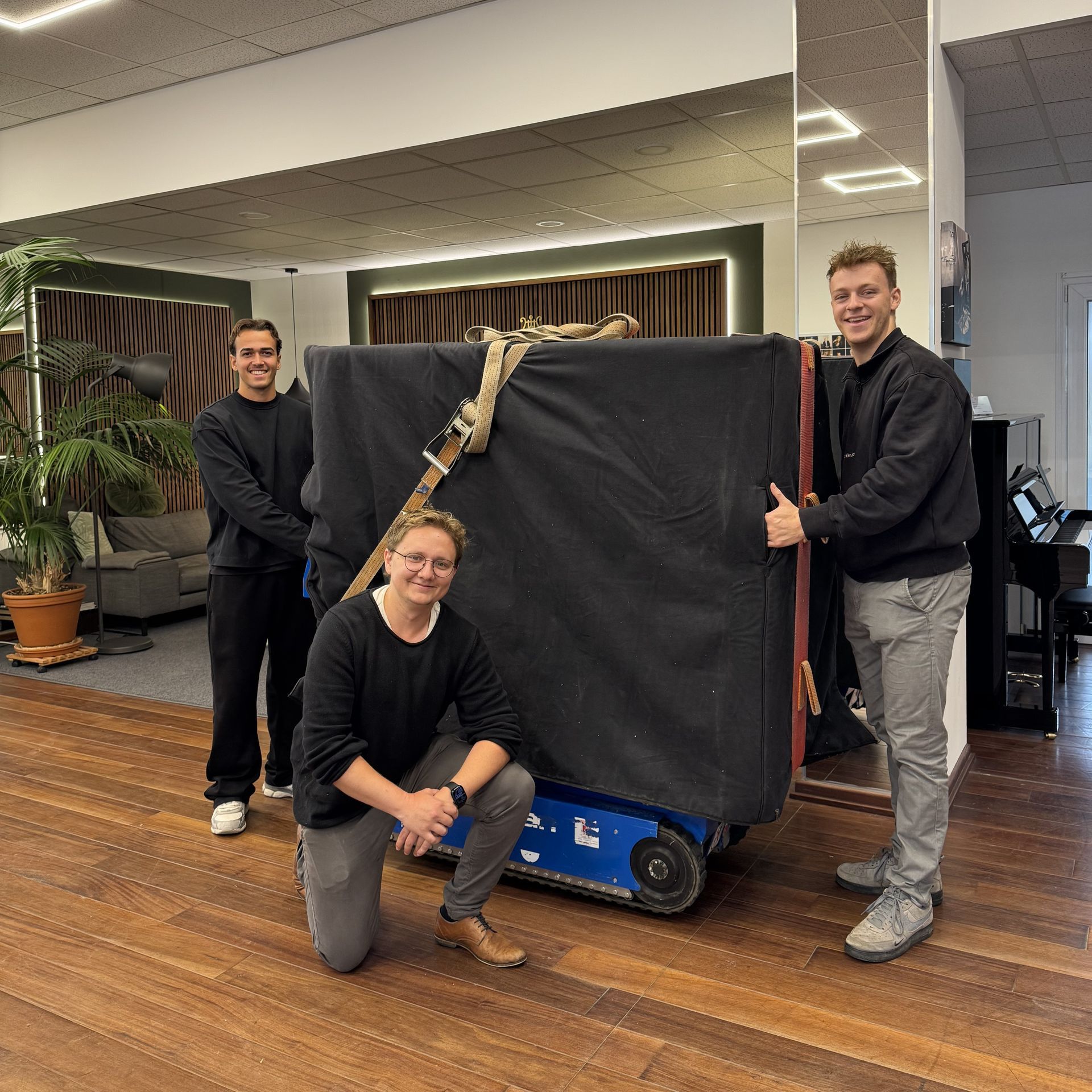 Das Transport- und Aufbau-Team von Piano Metz by DAUM beim Klavierlogistik-Einsatz während des Jazzweekends 2025 in Regensburg