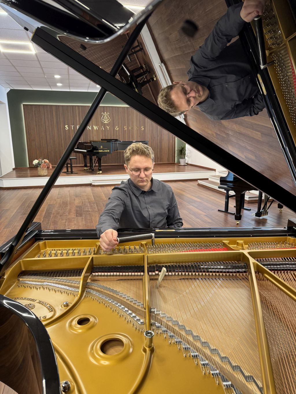 Klavierstimmer Denis stimmt Steinway Konzertflügel im Klangraum von Piano Metz by DAUM