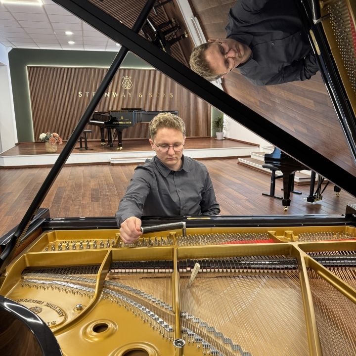 Klavierstimmer Denis stimmt Steinway Konzertflügel im Klangraum von Piano Metz by DAUM