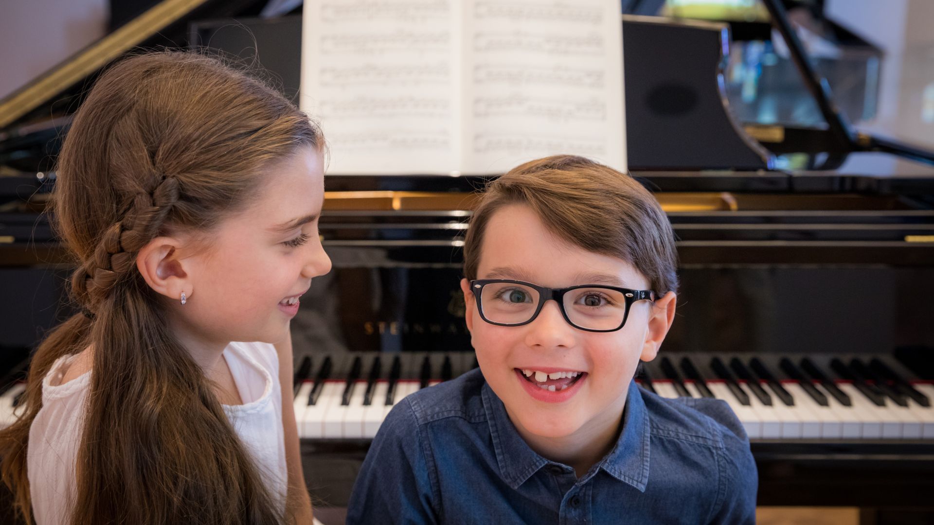 Zwei Kinder am Steinway-Flügel – spielerischer Start ins neue Schuljahr