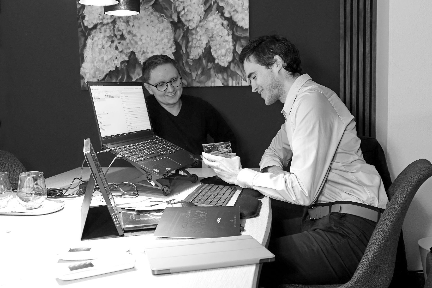 Marketingverantwortlicher Robert Frank im kollegialen Gespräch im Konferenzraum