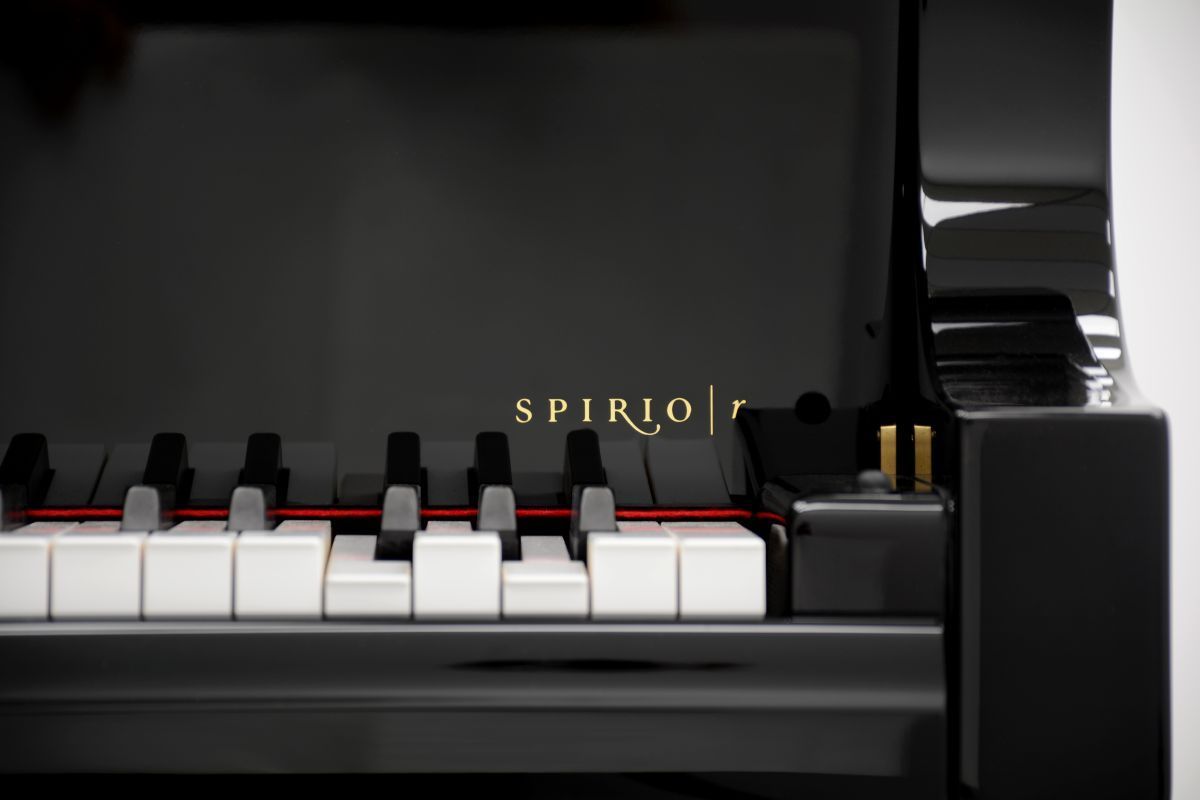 Detailfotografie des Spirio-Logos eines Steinway Spirio-Flügels