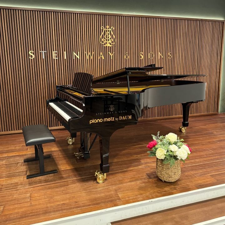Steinway Flügel auf Bühne im Klangraum von Piano Metz by DAUM in Regensburg